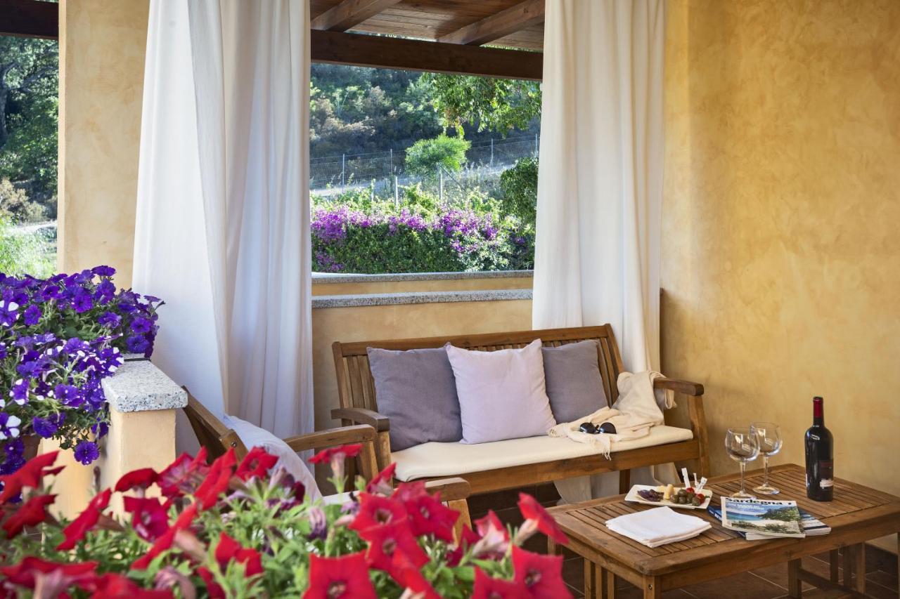 Relais Fenicottero Rosa Guest House Porto Taverna Exterior photo