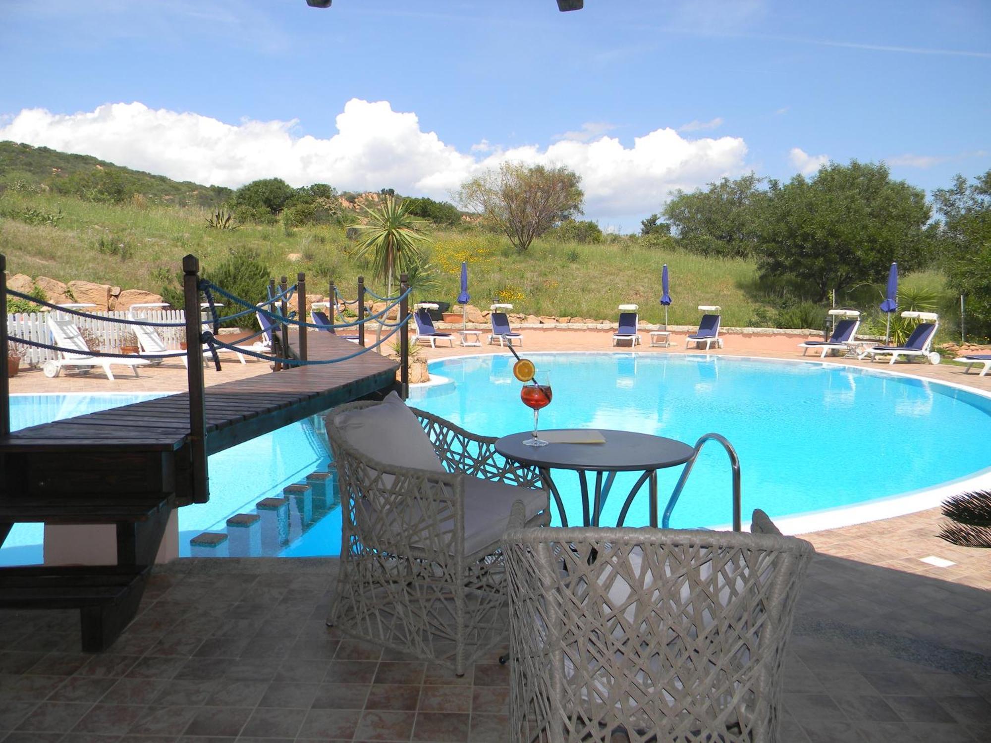 Relais Fenicottero Rosa Guest House Porto Taverna Exterior photo