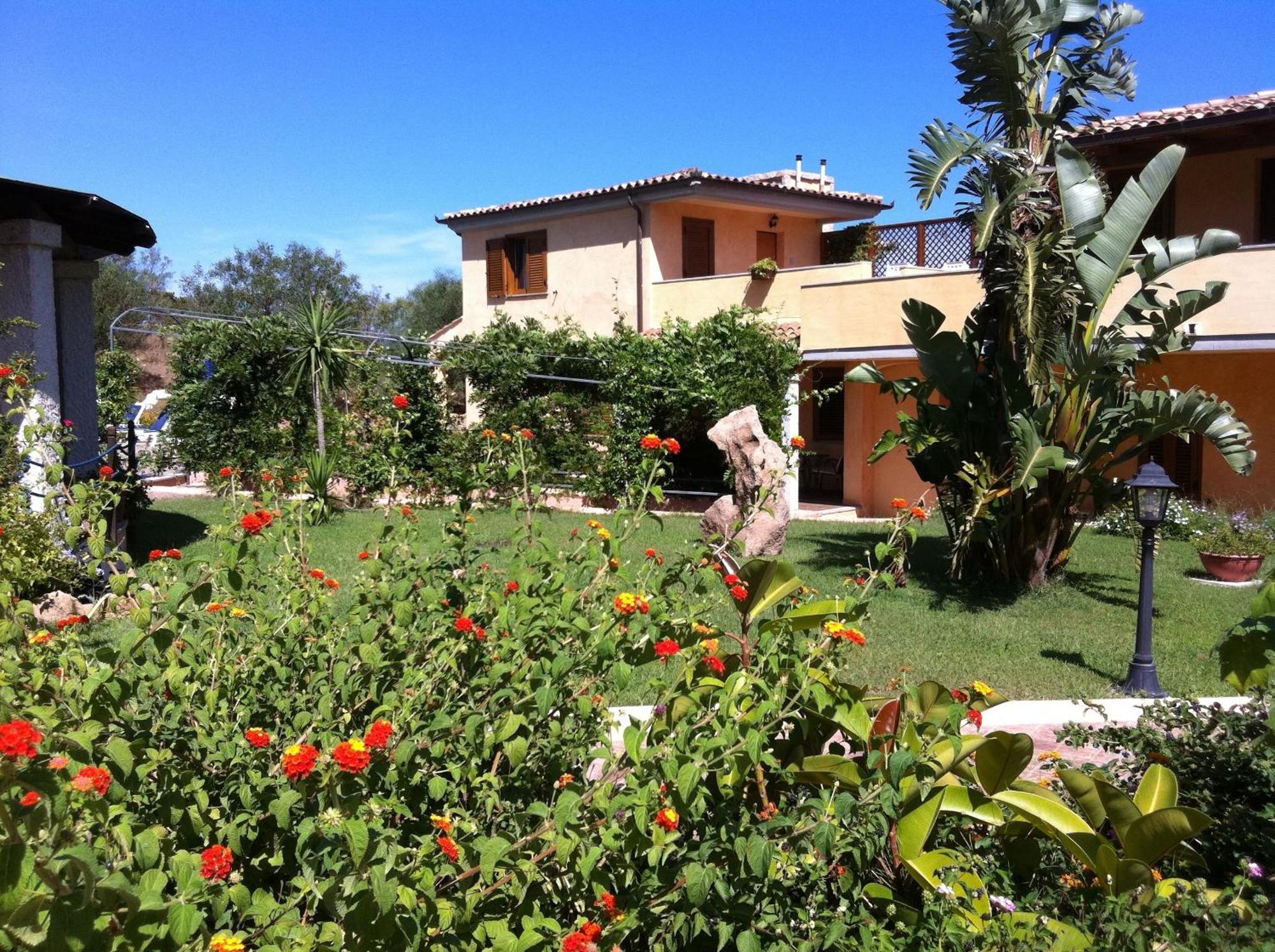 Relais Fenicottero Rosa Guest House Porto Taverna Exterior photo