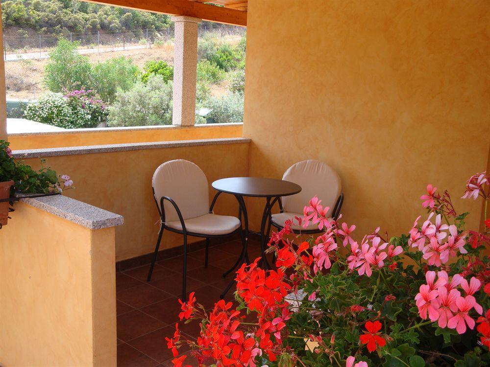 Relais Fenicottero Rosa Guest House Porto Taverna Exterior photo