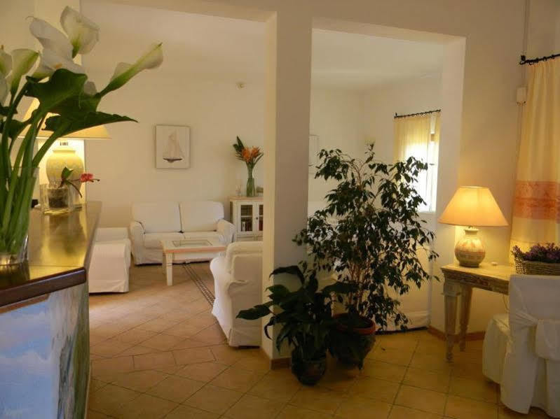 Relais Fenicottero Rosa Guest House Porto Taverna Exterior photo